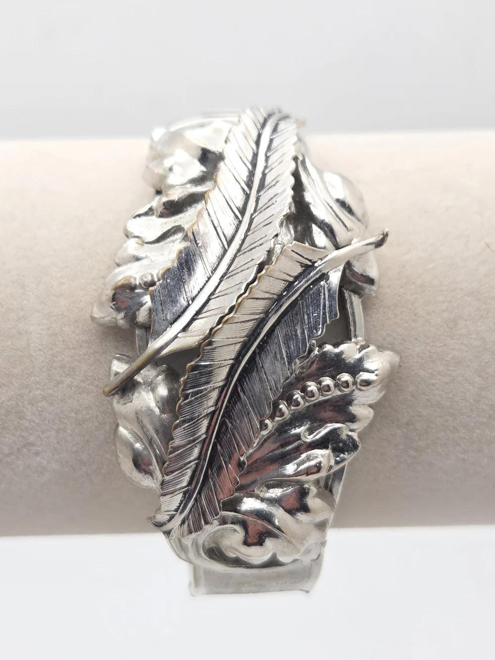 Vintage Silver Tone MCM Leaf & Feather Hinged Bangle Bracelet - Textured